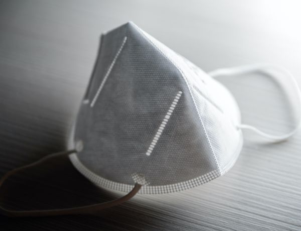 Eine FFP2 Maske auf einem Tisch