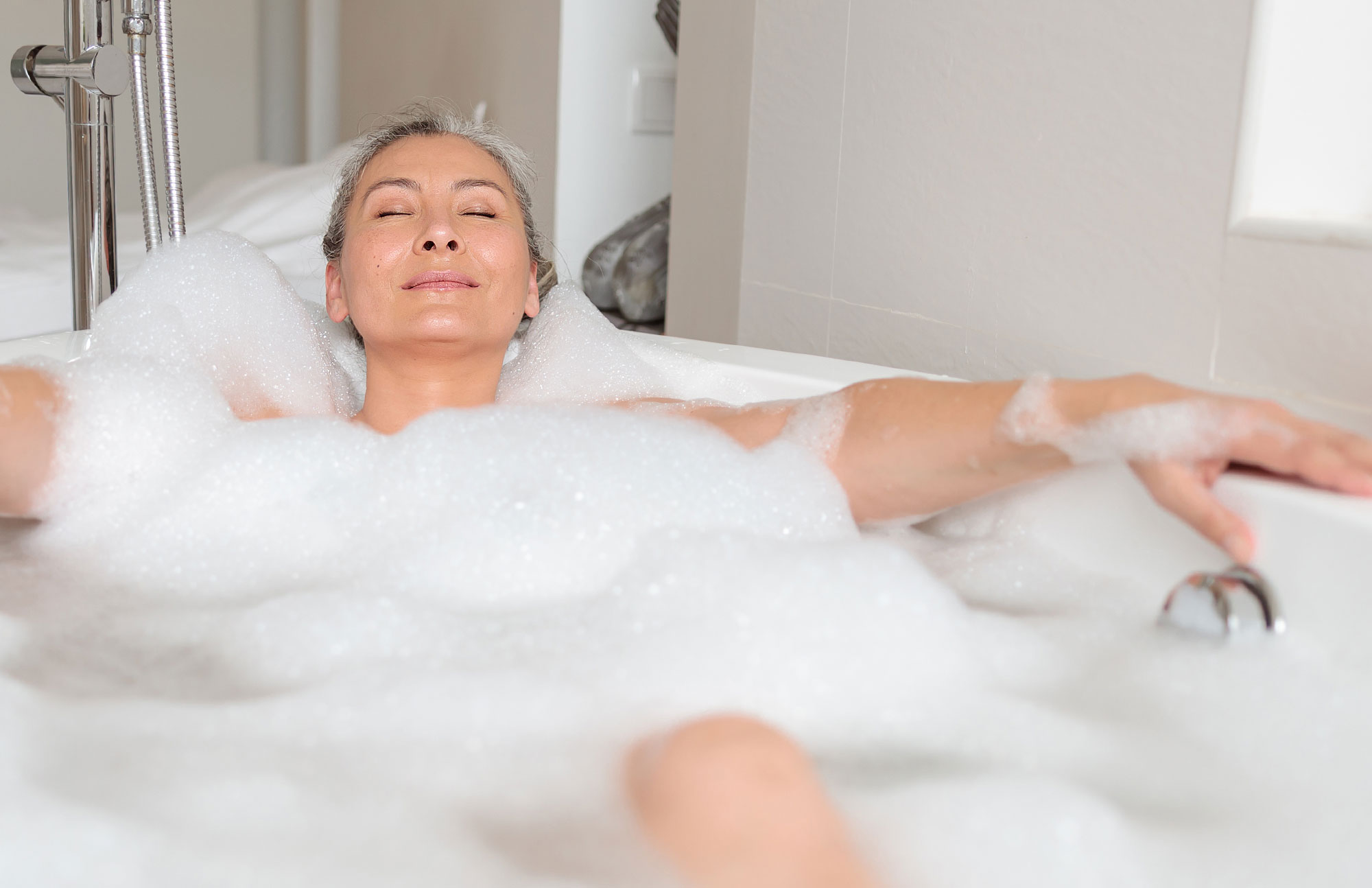 Frau in Badewanne mit Schaum