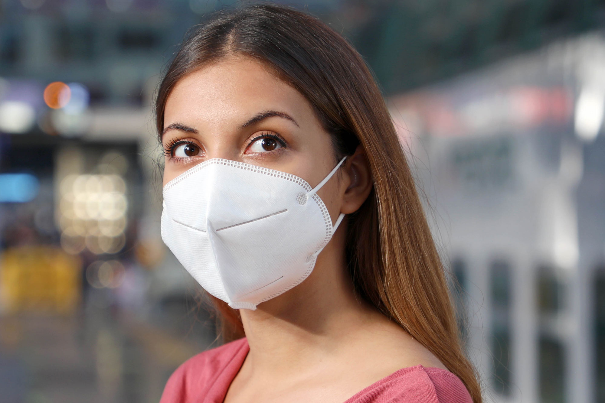 Frau mit Atemschutzmaske