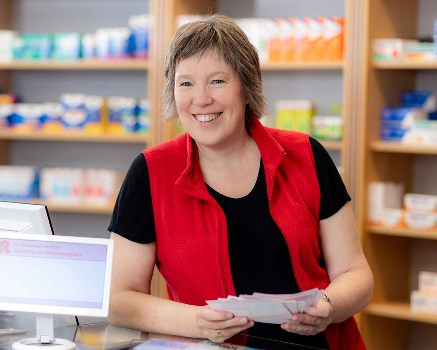 Mitarbeiterin Tanja Roser an der Kasse der Ansbacher Apotheke