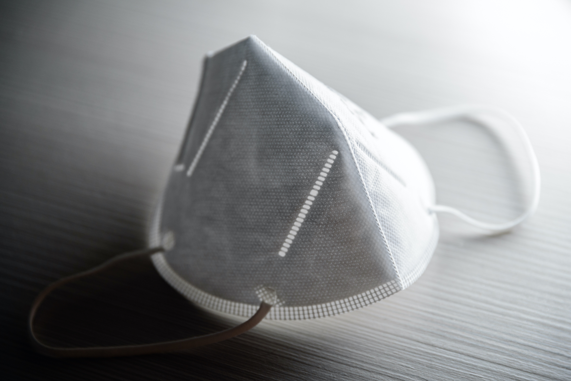 Eine FFP2 Maske auf einem Tisch